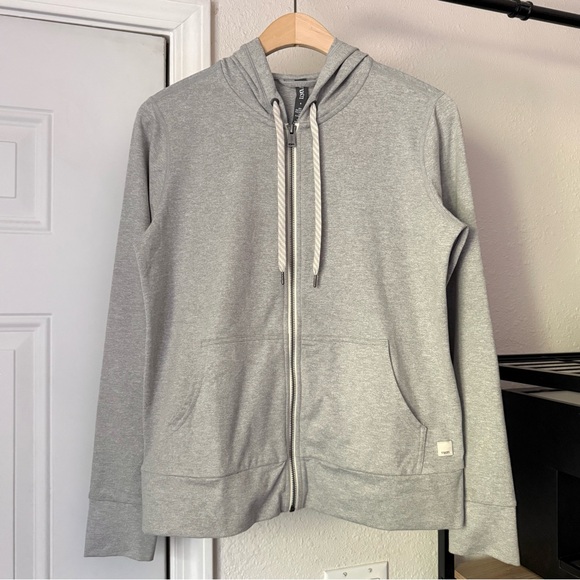 Vuori Tops - VUORI heather grey athletic knit long sleeve full zip hoodie sweater